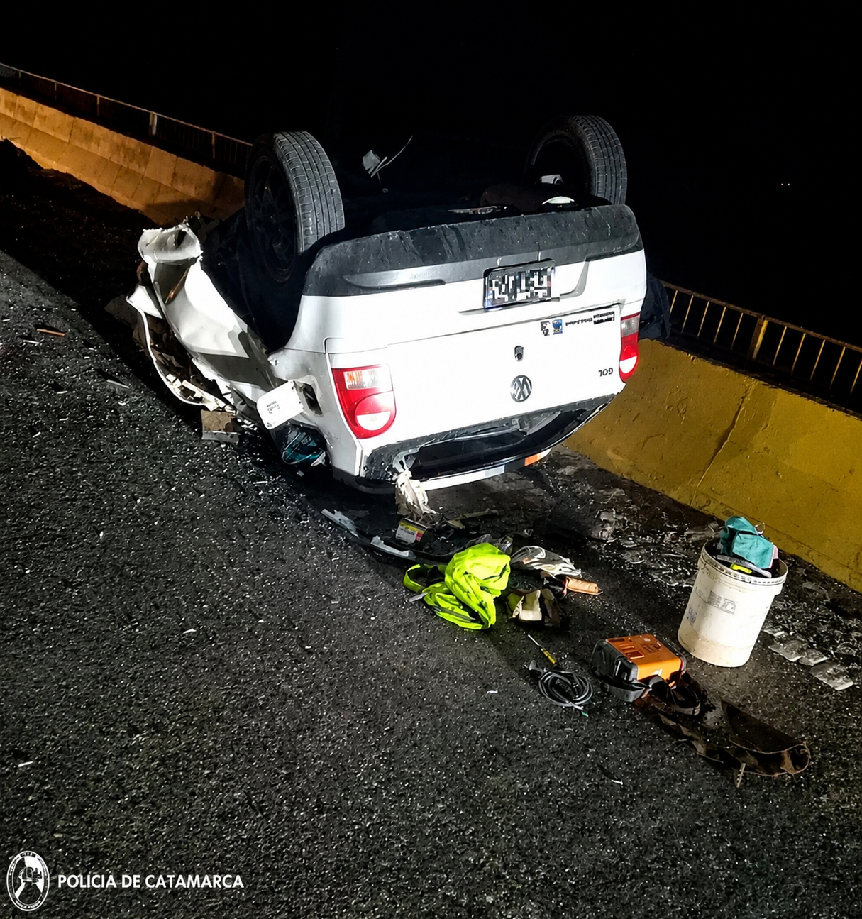 🚨 VOLCÓ UN AUTOMÓVIL EN EL PUENTE DEL RÍO DEL VALLE Y SU CONDUCTOR RESULTÓ HERIDO