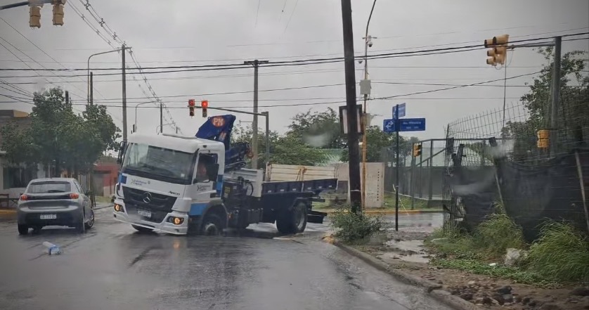 🚧 SE HUNDIÓ UN CAMIÓN EN MAIPÚ NORTE