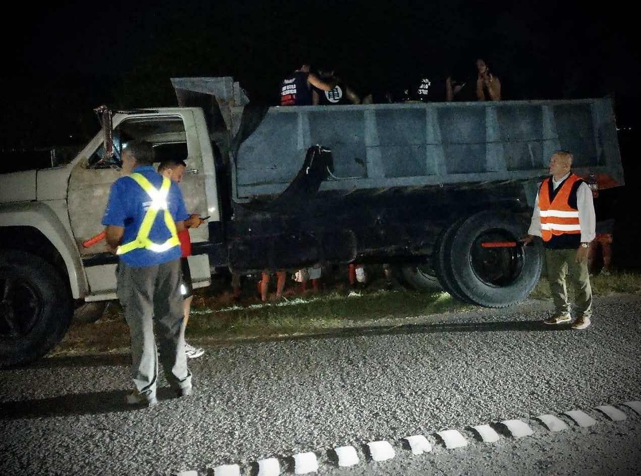 🚨 IRRESPONSABILIDAD: SECUESTRAN UN CAMIÓN QUE TRASLADABA A 23 MENORES EN LA CAJA