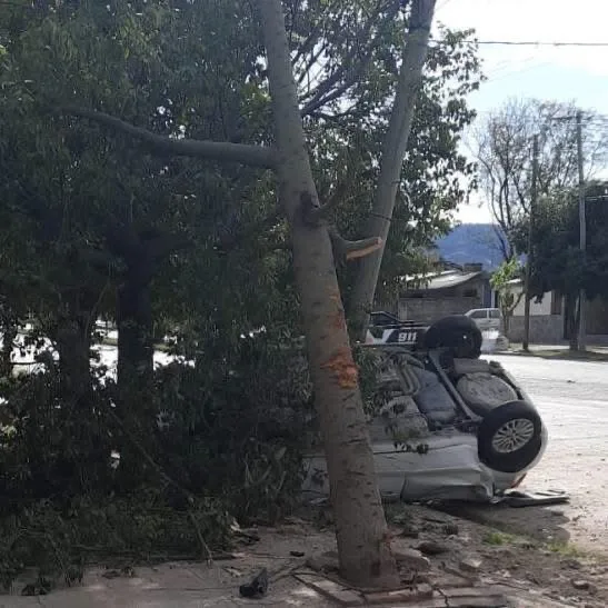 🚨 VIOLENTO CHOQUE Y VUELCO EN LA CAPITAL