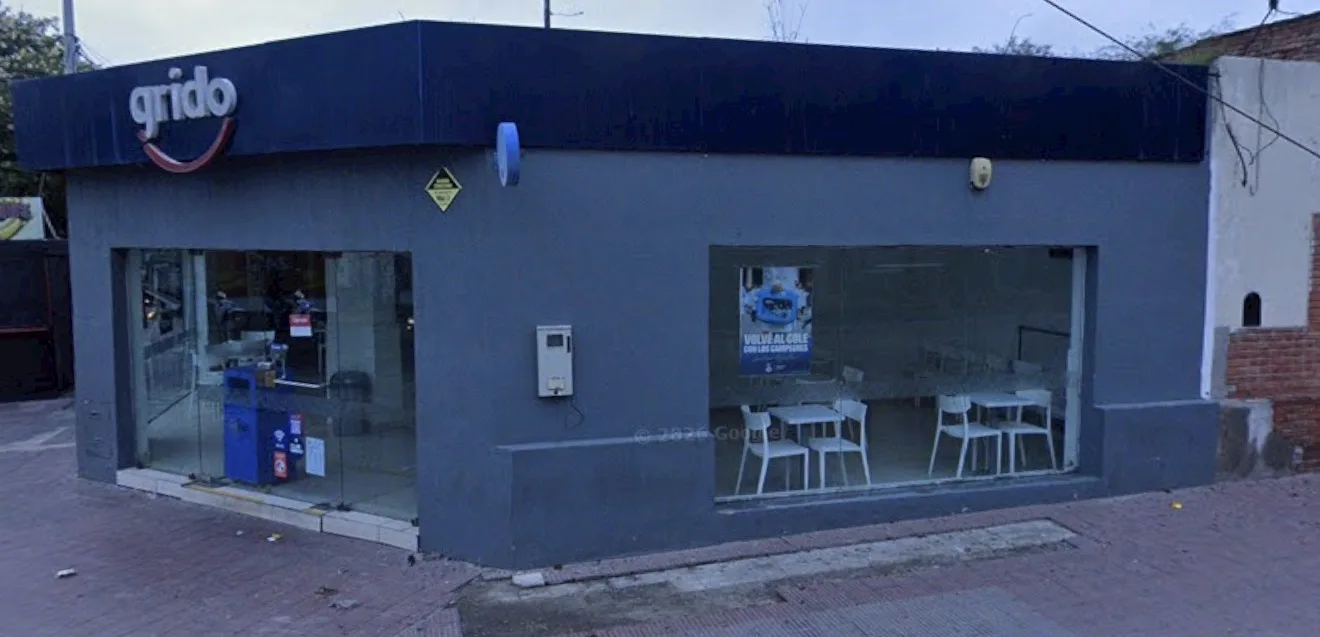 🚨🔻 ROBO FRUSTRADO EN LA CAPITAL: DESTROZARON LA VIDRIERA DE UN GRIDO
